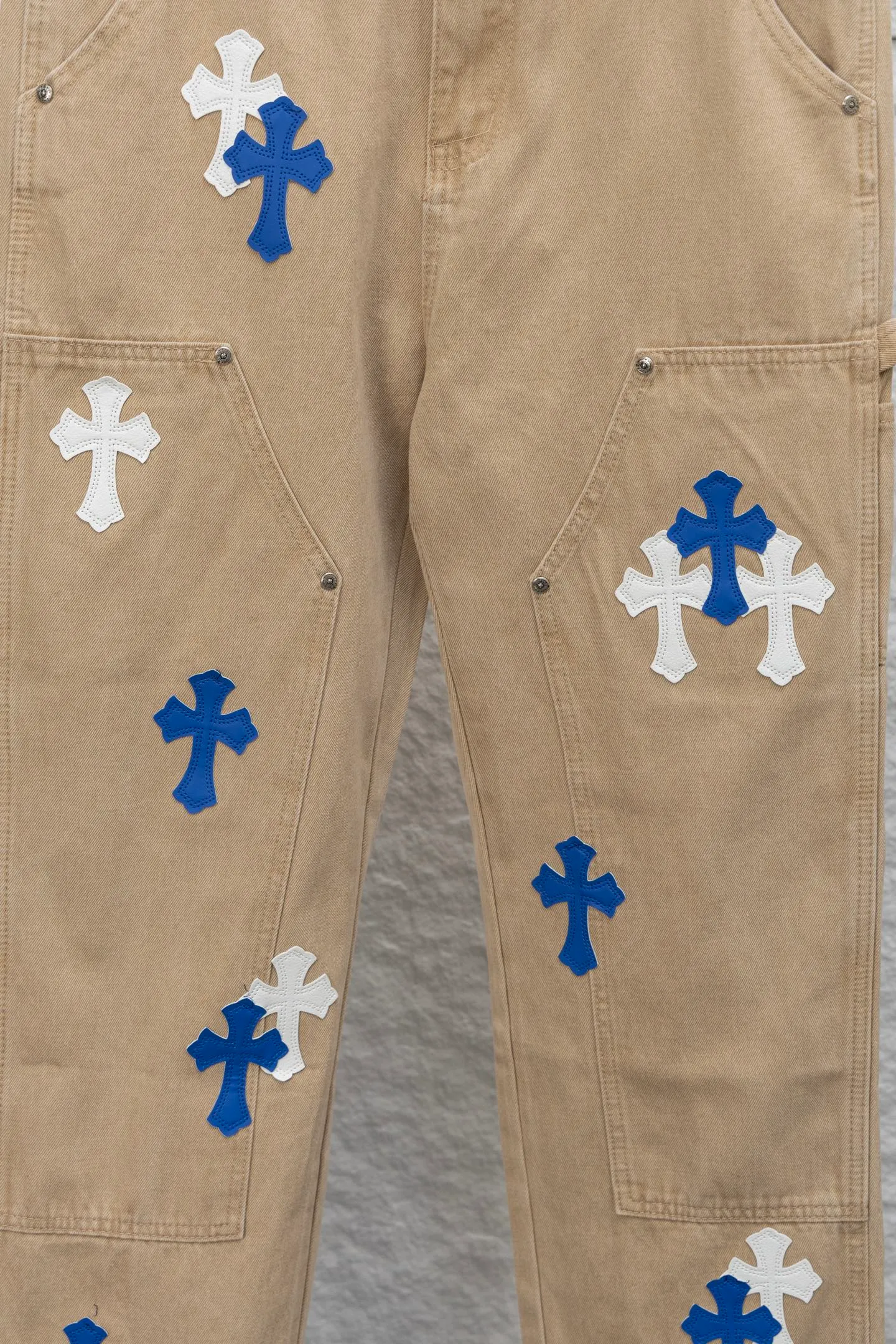 P270 model number/F067 CH Chromehearts limited edition work jeans denim logging pants [About Zangyin] This is an extremely luxurious fashion brand, which can also be called the aristocracy of the high street. It has always been an exclusive brand for some hipsters or the rich second generation. Compared with ordinary high streets, it is more luxurious and noble. Compared with luxury brands, it is more fashionable and individual. It has always been a brand that I have a special liking for. [Top heavy industry fashion design] Consistently high-street luxury style. Speaking of this style, the Zangyin family and GU family are definitely the leading representative brands. Especially the Zangyin family has really achieved a state-of-the-art effect in creating high-street style. The unique washed material is used to create this style. The color system is already quite eye-catching. After it is decorated with patchwork cross flowers, it cleverly highlights the charm of the brand. Secondly, this style uses classic The high-waist cutting design highlights the long legs and fashionable temperament of the upper body. The brand is highly recognizable and the slim fit configuration is more suitable for daily wear. It is a product that interprets personality, fashion, and specifications at a glance. This single product is enough to make any fan excited. It can be a white T-shirt for a youthful college style, or a tight suspender for a royal style. It has strong matching ability and can be easily controlled by men.  [Materials and craftsmanship] Needless to say, this point goes without saying. As an excellent craftsman brand, Zangyin’s requirements for details and craftsmanship are really perfect. The washed color of this model has gone through so many processes, not to mention the embellishment of denim appliques. It is also purely hand-made and sewn. Just like what they believe in, only hand-made things have soul and have the meaning of wear. A top-notch heavy-duty fashionable denim item, I look forward to your perfect interpretation! !  Color: Khaki Fit: Loose